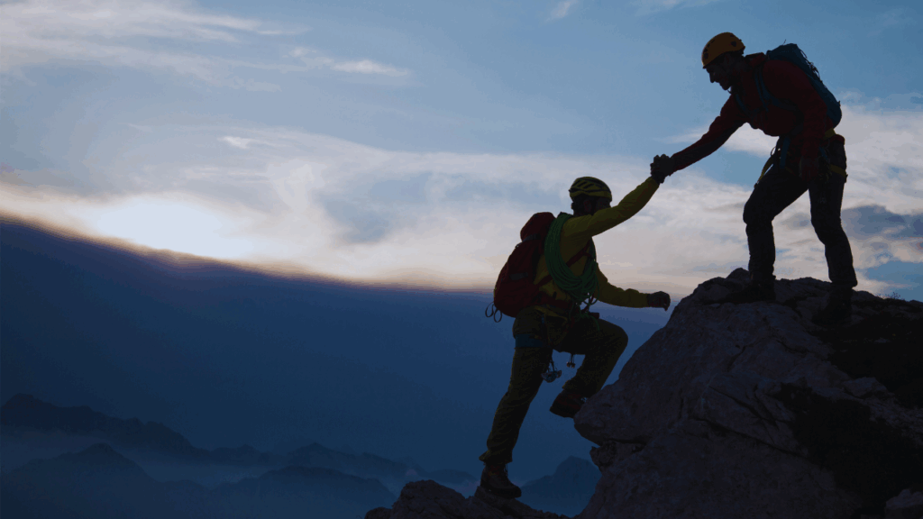 Personas escalando montaña.