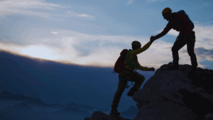 Personas escalando montaña.