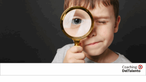 Niño mirando a través de una lupa.