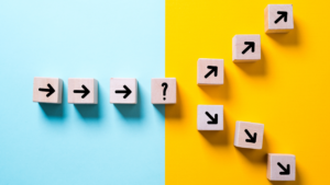 Flechas que se separan hacia direcciones diferentes