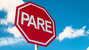 cartel de tránsito de "pare".