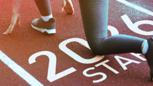 Una corredora por iniciar su carrera, abajo figura el número "2026".