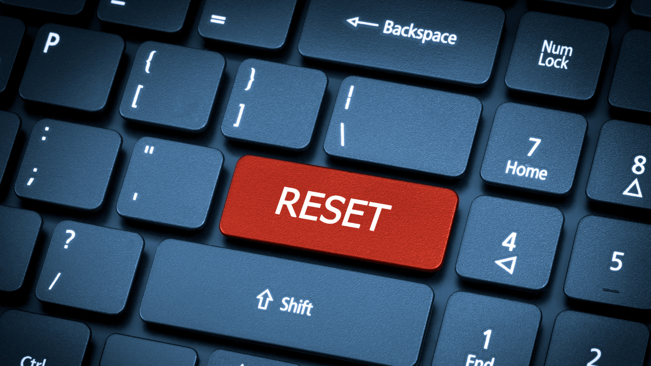 Teclado computadora con botón de "Reset"