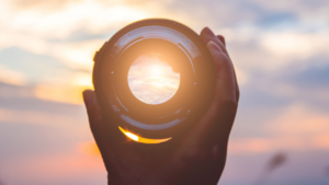 el lente de una cámara haciendo foco